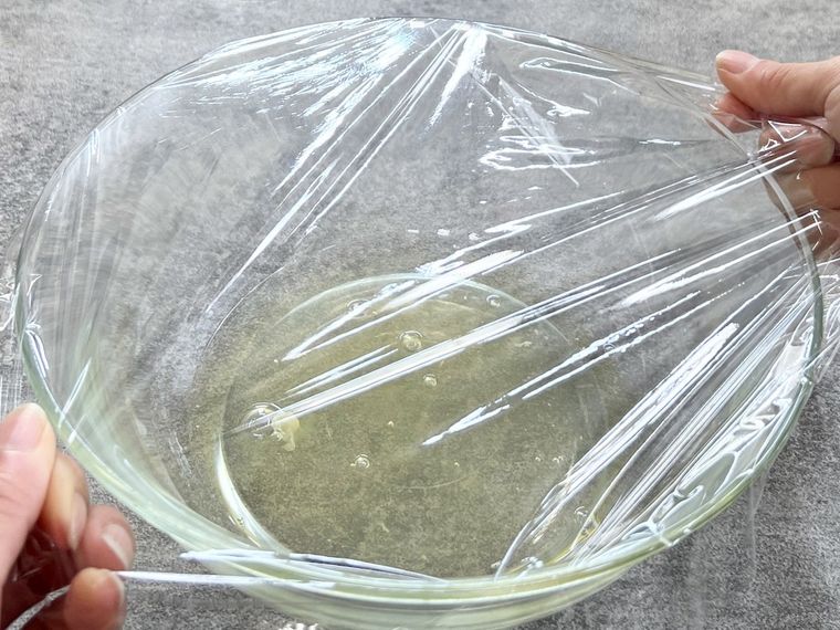 卵白が入ったボウルにラップをかけている様子