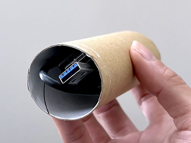 コードをトイレットペーパーの芯に入れた様子