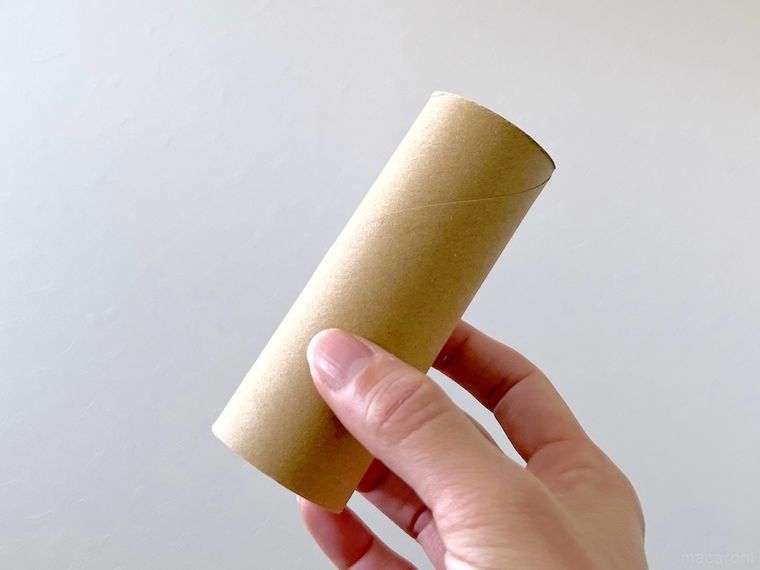 トイレットペーパーの芯を手で持っている様子