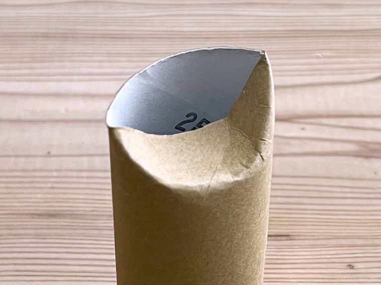 トイレットペーパーの芯の端を折った様子