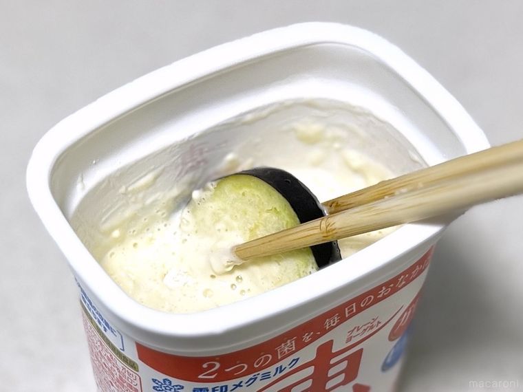 なすに天ぷら衣を絡めている様子