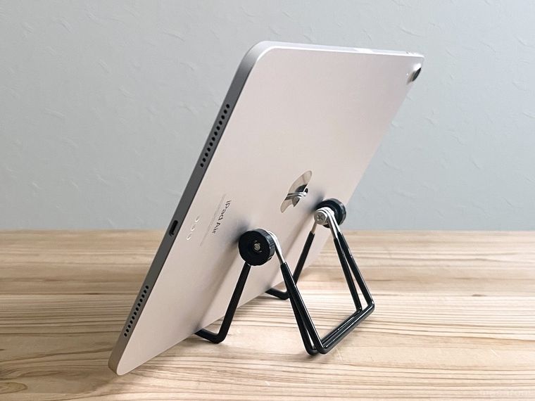 「タブレットスタンド」にタブレットを立てかけた様子