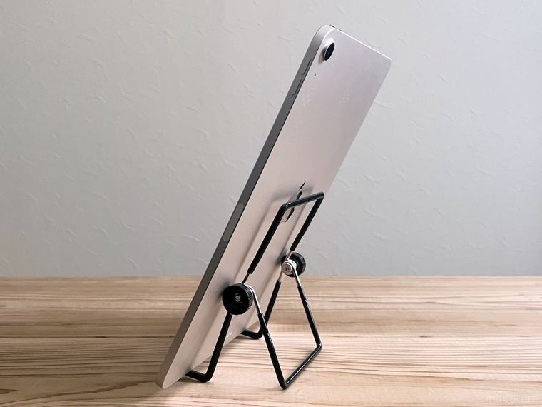 「タブレットスタンド」にタブレットを立てかけた様子