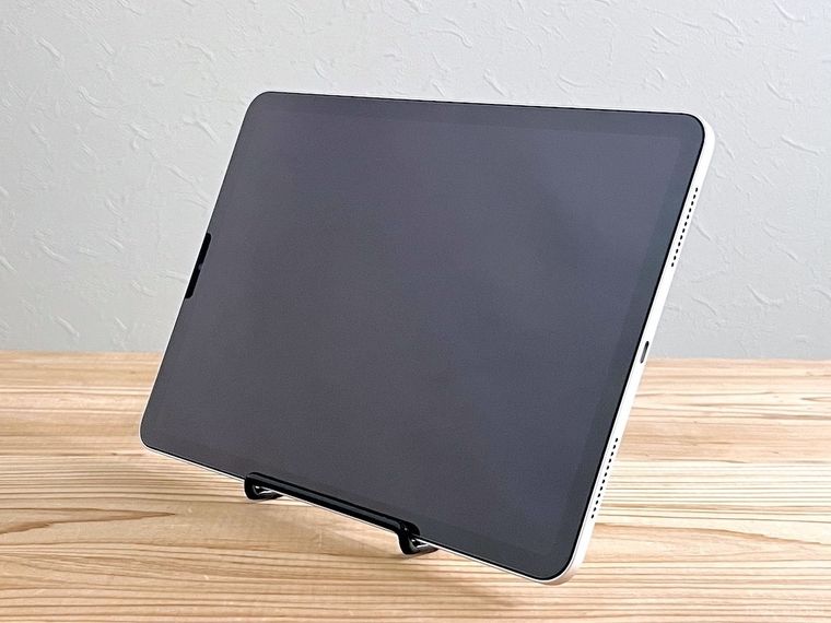 「タブレットスタンド」にタブレットを立てかけた様子
