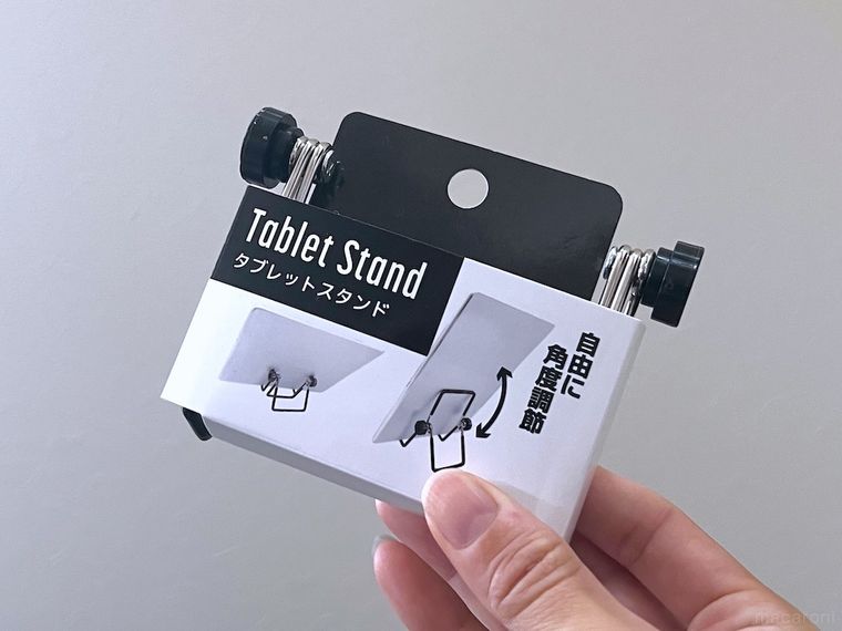 ダイソー「タブレットスタンド」を手で持っている様子