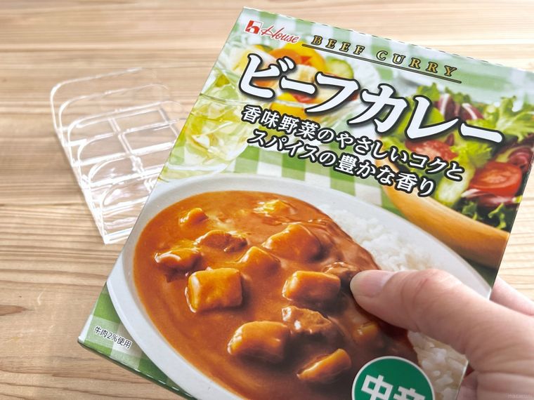レトルトのカレーを手で持っている様子