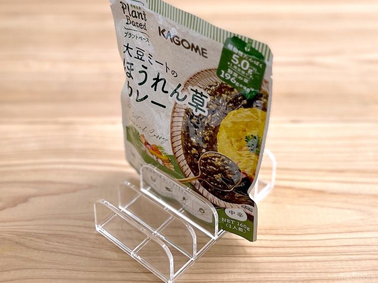 レトルトのカレーを「透明収納仕切り」に立てかけた様子