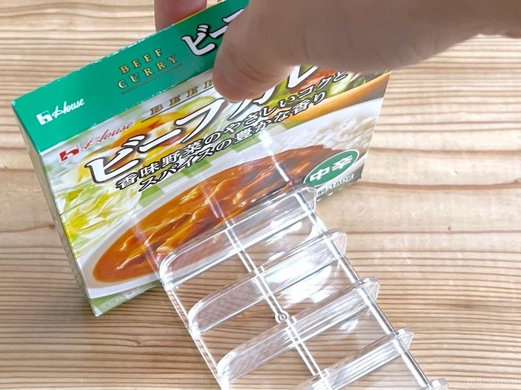 レトルトのカレーを「透明収納仕切り」に立てかけている様子