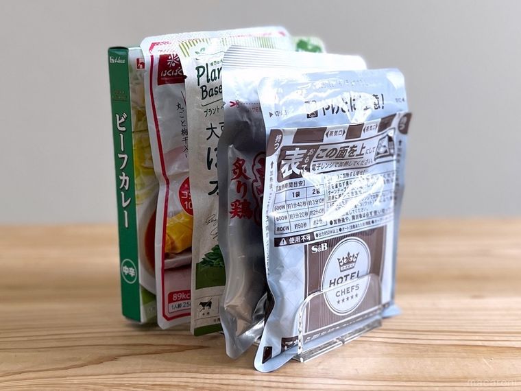 レトルト食品を「透明収納仕切り」に立てかけた様子