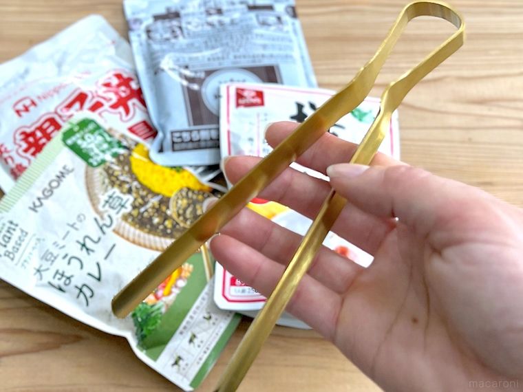 「パウチしぼりトング」とレトルト食品