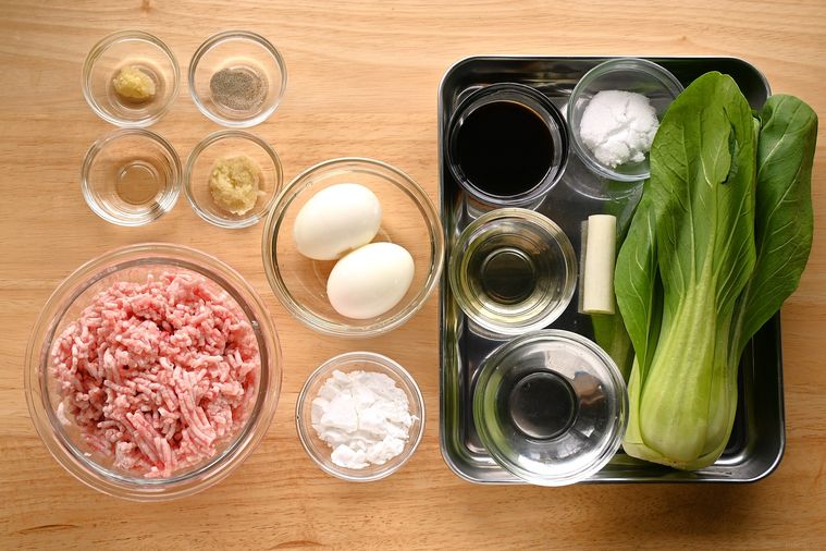豚ひき肉やゆで卵、チンゲン菜などの豚角煮風の材料