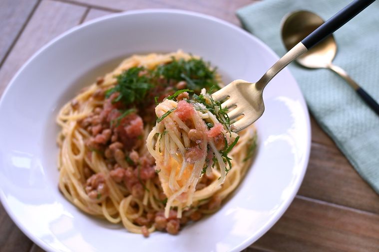 納豆たらこパスタをフォークに絡めてすくい上げる様子