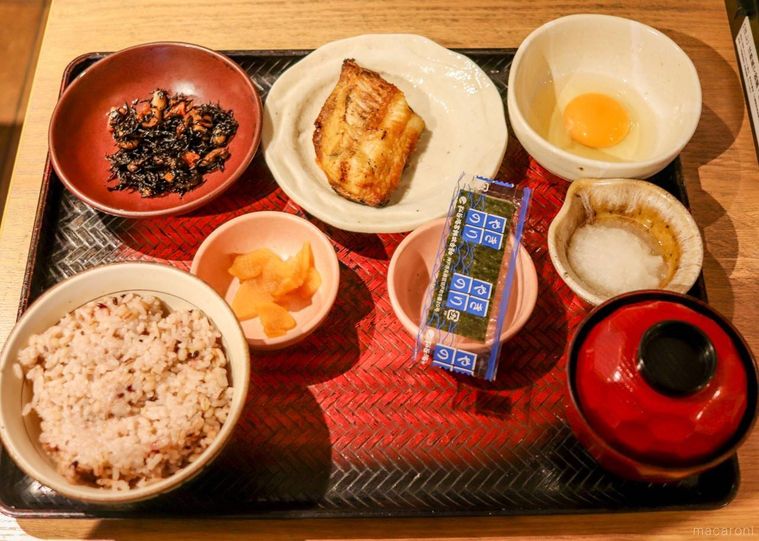 木製のテーブルに置かれたしまほっけ炭火焼きの朝定食