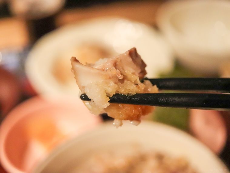 大根おろしとしょうゆをかけたしまほっけを箸でつまんでいる