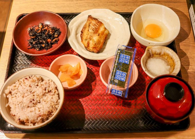 木製のテーブルに置かれたしまほっけ炭火焼きの朝定食