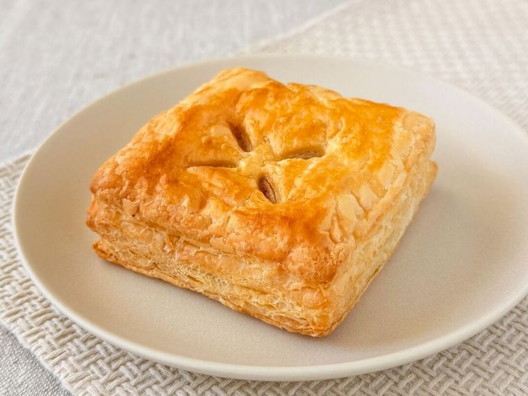 白皿にのった「てりやきチキンパイ」
