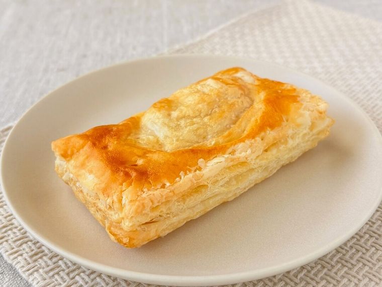 白皿にのった「さわやかトマトのチーズパイ」
