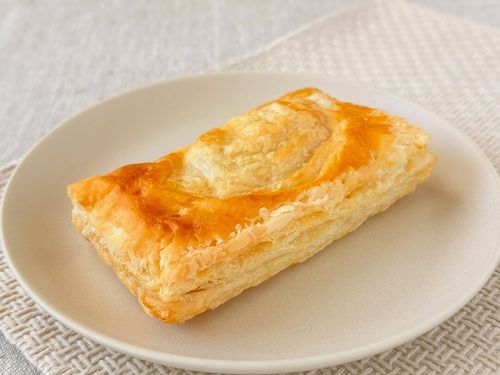 白皿にのったさわやかトマトのチーズパイ