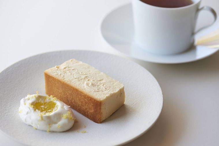 お皿にのせたミスターチーズケーキとティー（カフェメニュー）