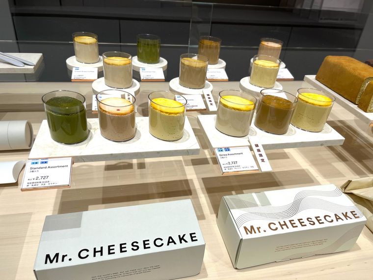 ショーケースに並ぶカップタイプのミスターチーズケーキ