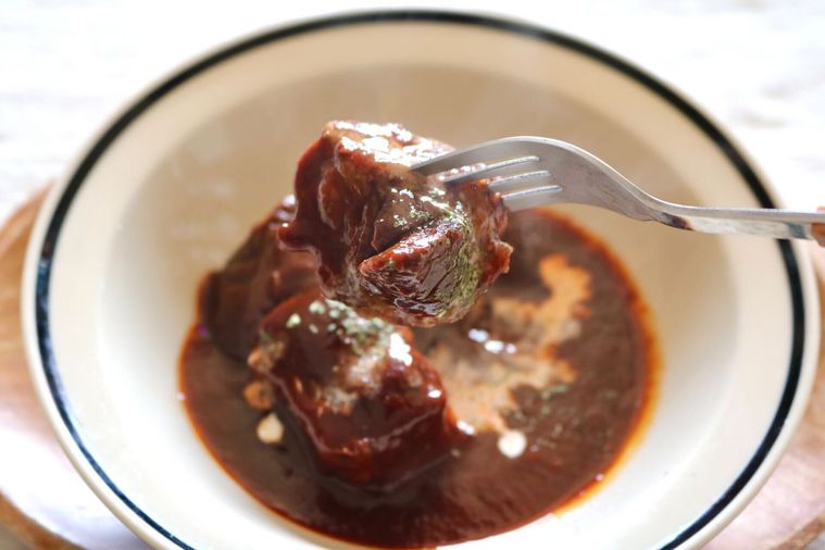 ビーフシチューを持ち上げている