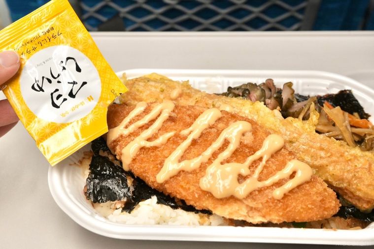 付属の黄色い袋のマヨしょうゆをかけた白身魚のフライとちくわの磯辺揚げとしば漬けときんぴらごぼうのせののり弁当