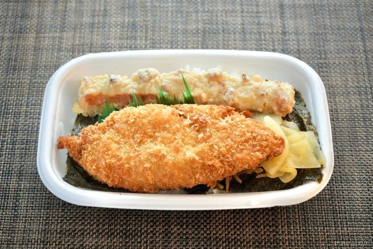 白い容器に入った白身魚のフライとちくわ天ときんぴらごぼうとたくあんがのったのり弁当
