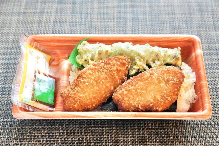 茶色いランチョンマットと白身魚のフライとちくわの磯辺揚げときんぴらごぼうとタルタルソースがのったのり弁当