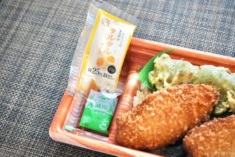 のり弁当に付属のタルタルソースと薄口しょうゆの袋