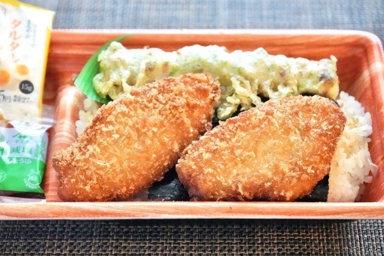 茶色いランチョンマットと白身魚のフライとちくわの磯辺揚げときんぴらごぼうがのったのり弁当のおかずアップ