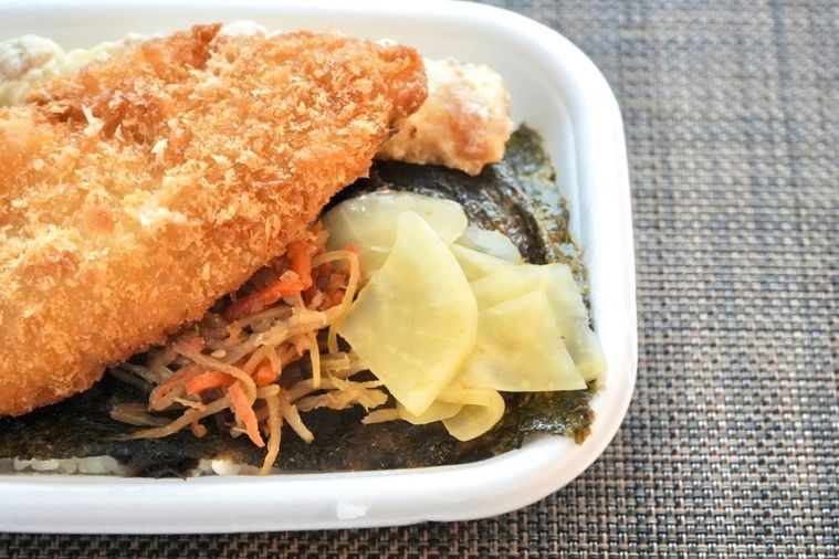 白身魚のフライがのったのり弁当のたくあん