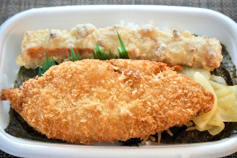 茶色いランチョンマットと白身魚のフライとちくわの磯辺揚げがのったのり弁当