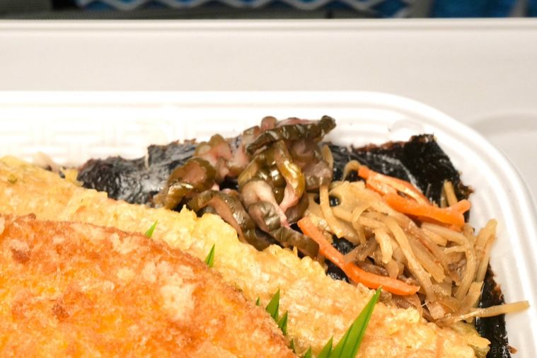 白身魚のフライがのったのり弁当のしば漬け