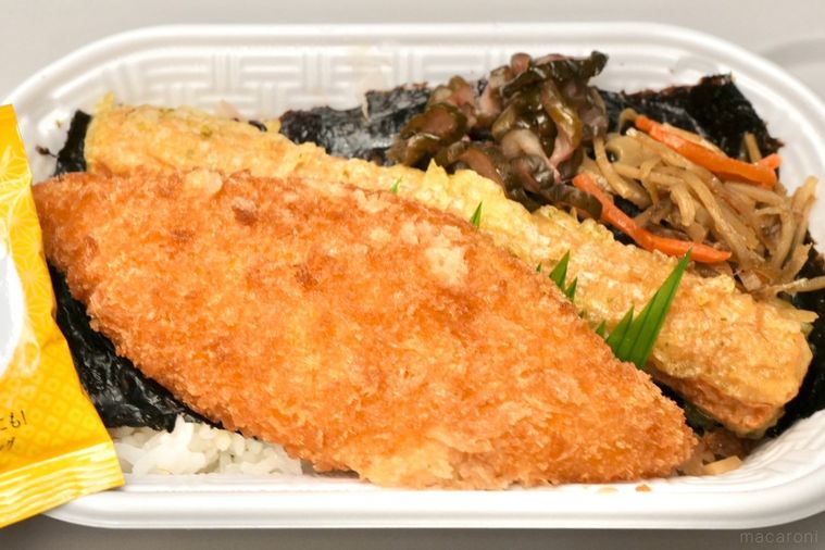 白いトレーの白身魚のフライとちくわ天ときんぴらごぼうとしば漬けがのったのり弁当