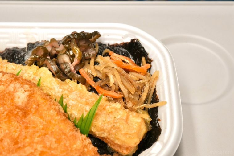 白身魚のフライがのったのり弁当のきんぴらごぼう