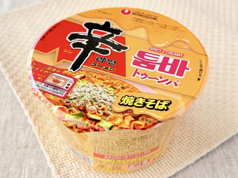 テーブルの上に置かれた「辛ラーメン トゥーンバ カップ」