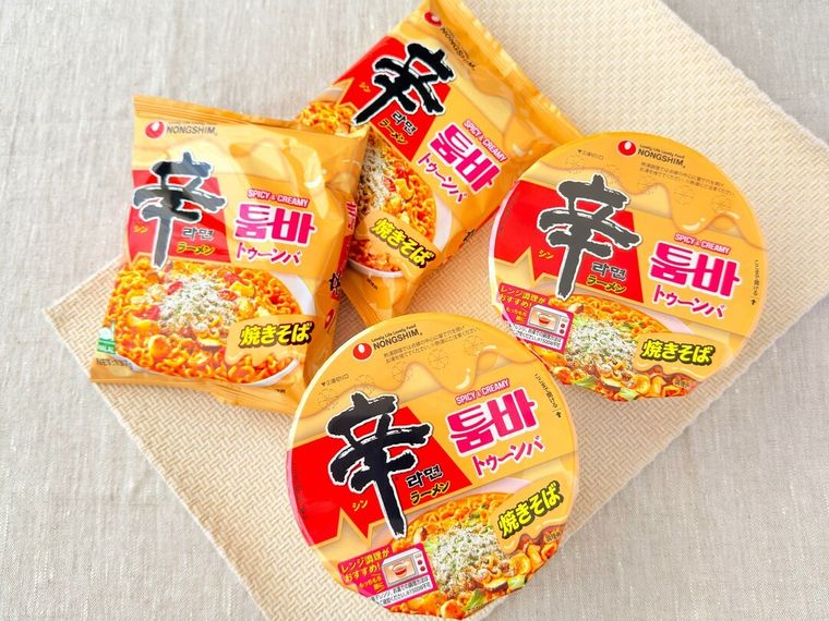 「辛ラーメン トゥーンバ カップ」と「辛ラーメン トゥーンバ 袋麺」が並んでいる様子