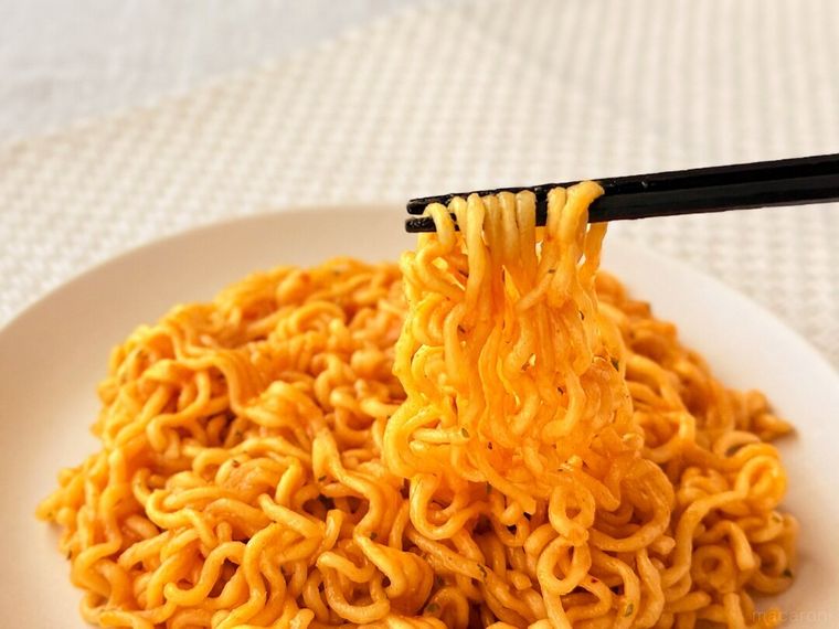 「辛ラーメン トゥーンバ 袋麺」の麺を箸で持っている様子