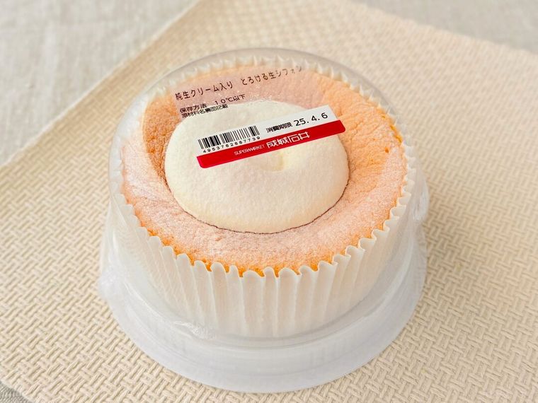 「成城石井自家製 純生クリーム入り とろける生シフォン」のパッケージ