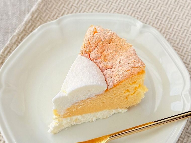 カットした「成城石井自家製 純生クリーム入り とろける生シフォン」が皿に盛り付けられている様子