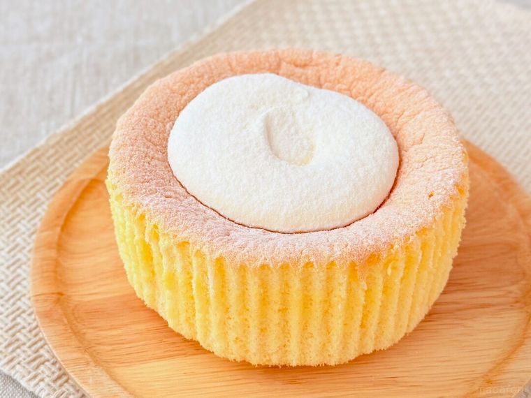 木皿に盛り付けられた「成城石井自家製 純生クリーム入り とろける生シフォン」