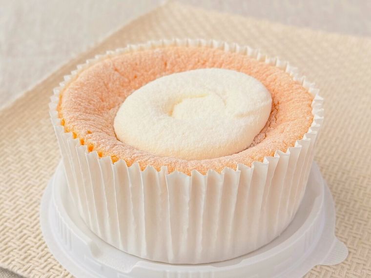「成城石井自家製 純生クリーム入り とろける生シフォン」の蓋を開けた様子