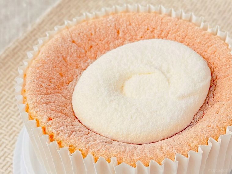 「成城石井自家製 純生クリーム入り とろける生シフォン」のホイップクリーム