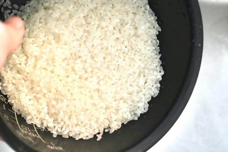 炊飯器の釜で米研ぎをする様子