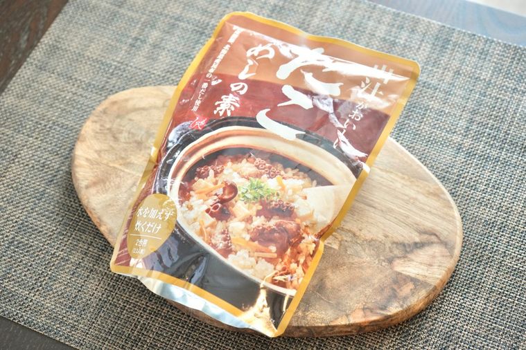 木のカッティングボードにのったたこめしの素のパッケージ