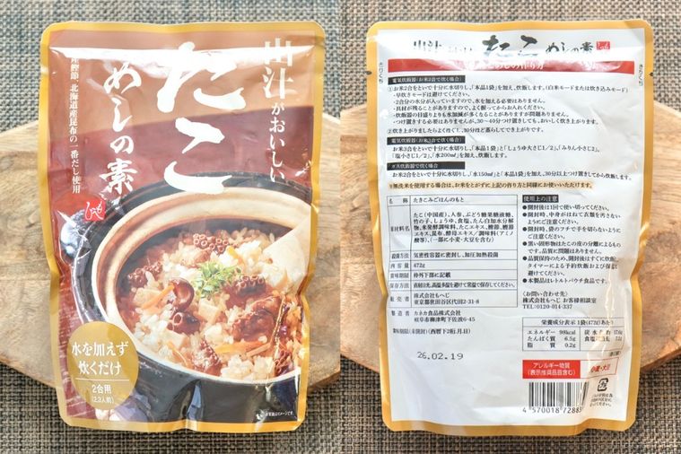 木のカッティングボードにのったたこめしの素のパッケージと裏面の説明書き