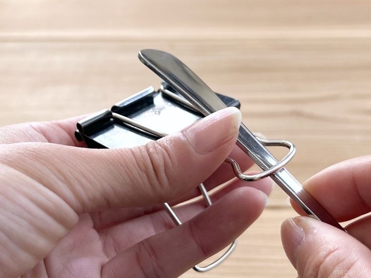 ダブルクリップのつまみ部分にスプーンの柄を通している様子