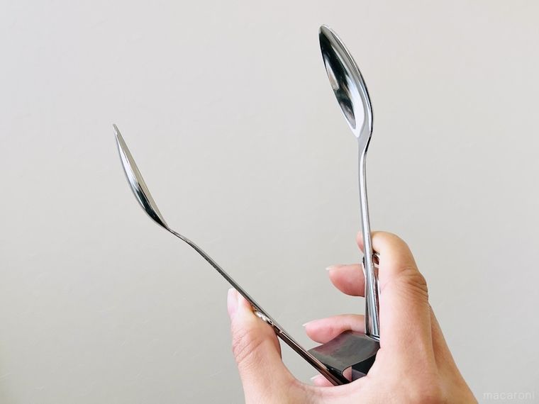 スプーンとダブルクリップでトングを作った様子
