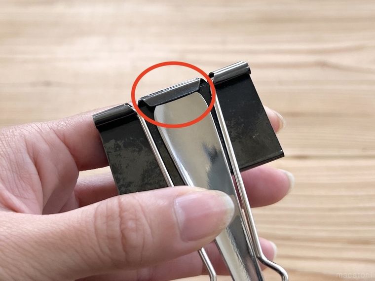 スプーンの柄をダブルクリップの溝に差し込んでいる様子