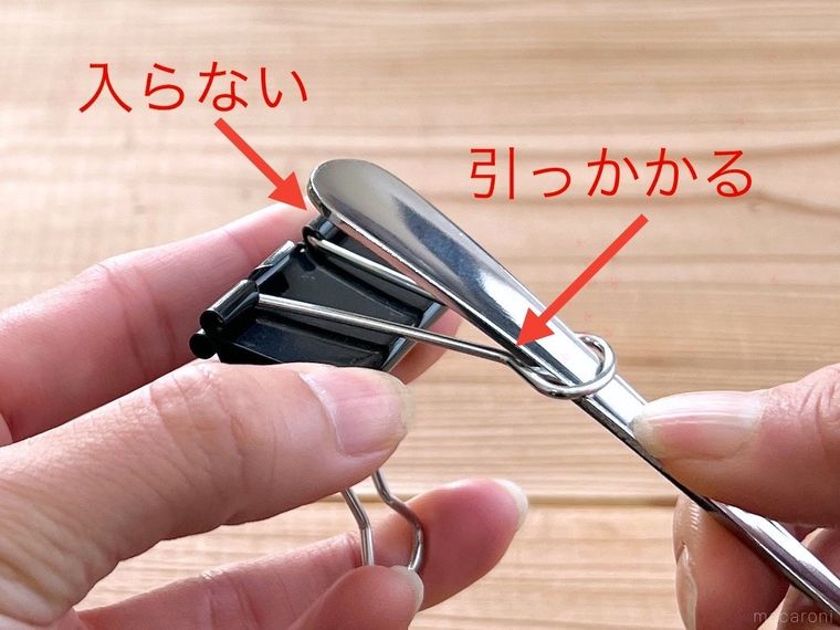 スプーンの柄をダブルクリップの溝に差し込もうとしている様子